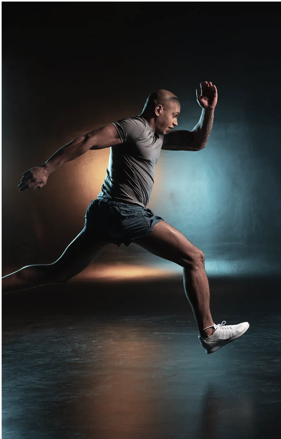 Atleta em movimento na academia — destaque visual da seção de download.