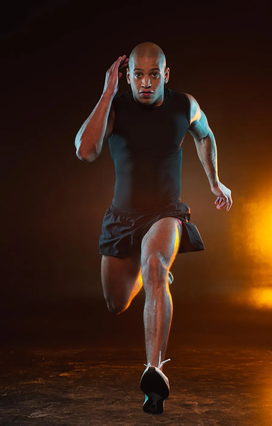 Atleta em pista — imagem de apoio à chamada para baixar o app.