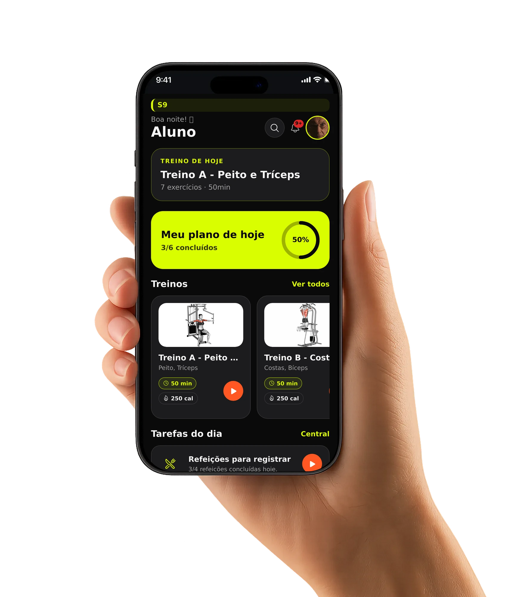 Mão segurando smartphone com o app Gym AI na tela — treino e painel do aluno.